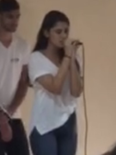 דורין בתיכון, שרה על הבמה בטקס בית הספר